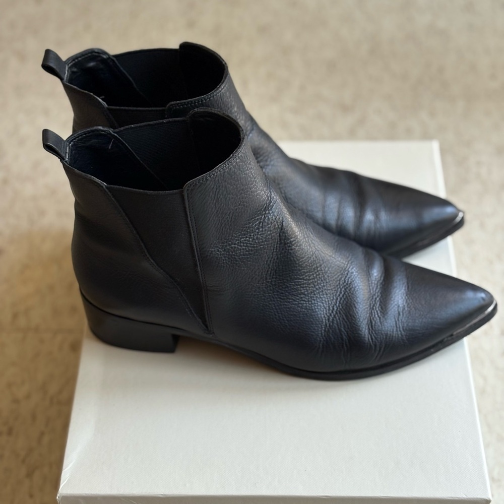 Marc Fisher Yale pointy toe Chelsea booties